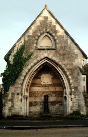 'Studley Pump' 음용수 우물, Frome Road; 빅토리아 시대 기원으로 1977년에 복원됨