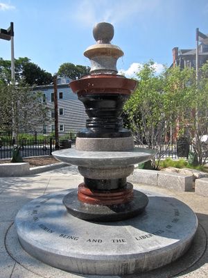 19세기 폐지론자 윌리엄 로이드 개리슨의 반전된 모습을 특징으로 하는 검은 화강암 지역의 조각상