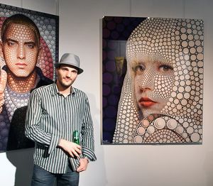 디지털 서클리즘 전시회 중의 벤 하이네