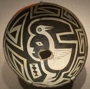 밈브레스 문화 항아리에 묘사된 남자와 크레인, c. 1000 -1150 AD