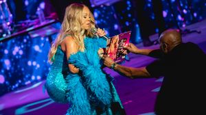 2018년 #JusticeForGlitter 캠페인 중 앨범의 바이닐에 사인하는 머라이어 캐리