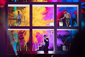 미키가 유로비전에서 "La venda"를 공연하고 있다.