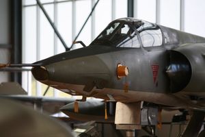 미라주 IIIRS의 노즈. 전투기 버전보다 얇고 중형 카메라를 위한 여러 개의 유리 구멍이 있다.