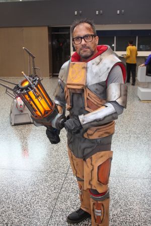 2014 몬트리올 코믹콘에서 중력총을 든 고든 프리먼 코스프레