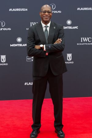 에드윈 모지스가 2024년 로레우스 세계 스포츠 시상식 레드 카펫에 있는 모습