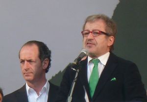 폰티다 집회에서 마로니와 함께 있는 차이아