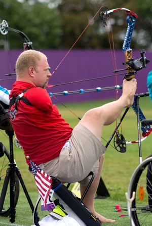 2012년 런던 패럴림픽 은메달리스트이자 가장 먼 목표물을 맞힌 기네스 기록 보유자인 매트 스투츠먼이 양팔 없이 활을 쏘는 모습
