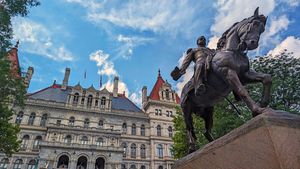 1916년에 헌정된 뉴욕주 의사당 부지에 있는 셰리던의 기마상