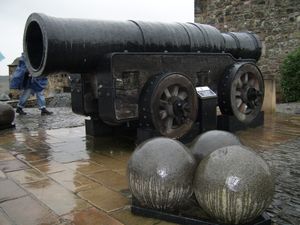 중세 시대의 몬스 메그(Mons Meg)와 20인치(50cm)의 철탄