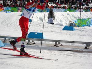 빌 데몽이 10km 개인 라지힐 경기에서 승리를 향해 스케이팅하고 있다. 2010년 동계 올림픽