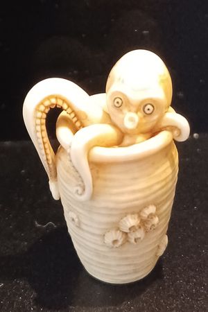 오징어, 꽃병 및 따개비. 19세기 네쓰케. 스톡홀름 극동 박물관.