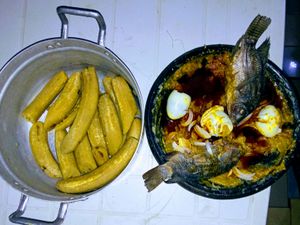 현지에서 만든 ampesie (플랜테인과 가지 스튜)