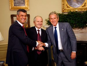 미국 대통령 조지 W. 부시가 코소보 독립 선언 이후인 2008년 7월 21일 백악관에서 열린 회담에서 코소보 대통령 파트미르 세이디우(가운데)와 코소보 총리 하심 타치(왼쪽)와 악수하고 있다.