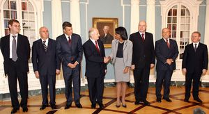 파트미르 세이디우(왼쪽에서 두 번째)와 코소보 통합팀, 그리고 미국 국무장관 콘돌리자 라이스.