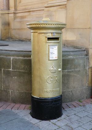 에니스의 금메달을 기념하여 셰필드 바커스 풀에 설치된 황금색 우체통