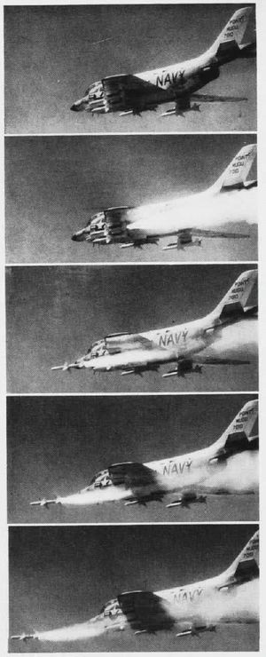 F3H Demon이 1958년에 스패로 III를 발사하고 있다.