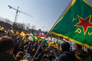 독일 베를린에서 로자바와 로자바 혁명을 지지하며 제노사이드에 반대하는 시위