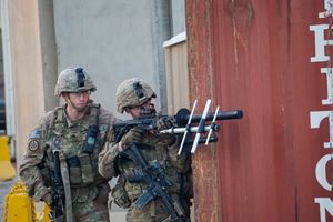 미 육군 제1 기병대대, 제3 기병 연대가 2018년 10월 30일 이라크에서 Battelle Drone Defender로 훈련하는 모습. 미군은 IS 부대가 정찰 또는 공격 중 드론을 배치할 것으로 예상한다.