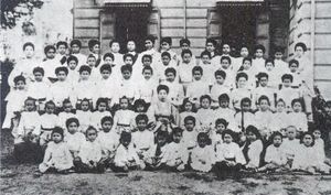 야스이 테츠(가운데), 라지니 학교 학생들과 함께, 태국 c. 1904–1906