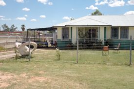 브루워리나의 오스트레일리아식 울타리가 쳐진 앞뜰. 호주풍으로 칠해진 타이어 백조 정원 장식품이 있다.