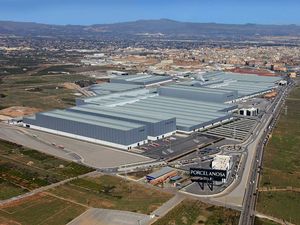 비야레알 교외에 있는 포르셀라노사(Porcelanosa Grupo)(세라믹 산업) 공장