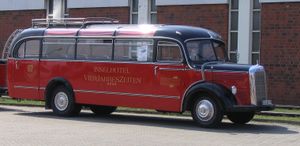 L 3500 트럭을 기반으로 한 메르세데스-벤츠 O 3500 투어링 코치