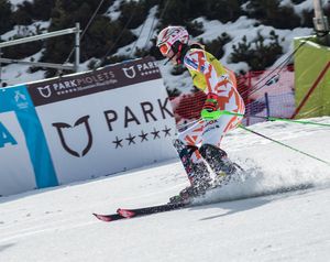 안도라에서 슬라롬 스키를 타는 블호바