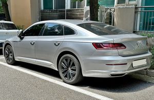 폭스바겐 아테온 후측면