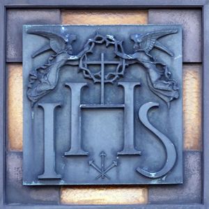 체코 Hostýn에 있는 천사들과 함께 있는 IHS 문장