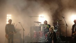 2010년 8월 20일, Triggerfinger와 함께 공연 중인 셀라 수