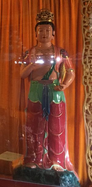 Dàzìzàitiān}}(대자재천) 조각상