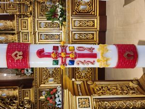 이반 교회의 파스카 캔들. 십자가와 왁스 못, 알파와 오메가 문자, 그리고 봉헌된 해(2024년)가 새겨져 있다. 십자가가 목자의 지팡이를 연상시키므로, 양은 무리를 상징하기 위해 아래에 묘사되어 있다.