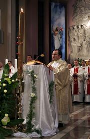 부활초 옆에서 Exultet를 제창하는 부제