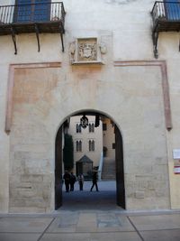 간디아 공작 영지의 고딕 양식 정문, 보르자 가문의 문장이 새겨져 있다.