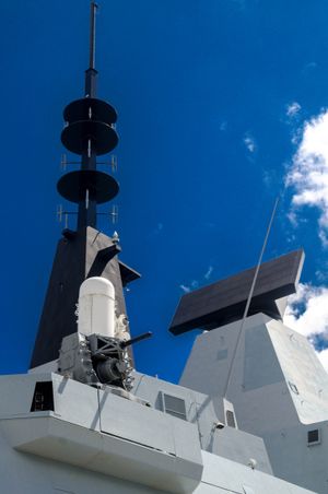 S1850M 장거리 대공 감시 레이더. 전면에 20mm 팰렁스 CIWS 함포가 보인다.