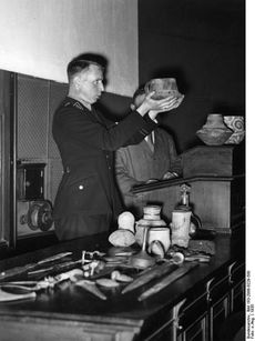 선사 시대 강의를 하는 알렉산더 랑스도르프(de) 교수(뒤)와 LSSAH 대원