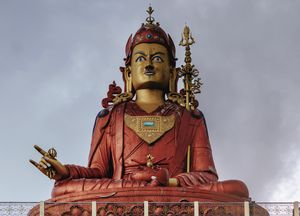 인도 남치에 소재하는 파드마삼바바 불상. 'Karana Mudrā'에 해당하는 손짓을 보이고 있다.