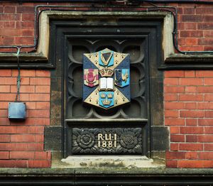 벨파스트 퀸스 대학교의 쿼드레rangle 남쪽에 있는 아일랜드 왕립 대학교의 문장