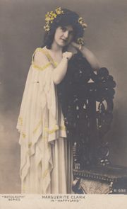 클라크가 출연한 연극 해피랜드(Happyland)의 손으로 채색한 엽서