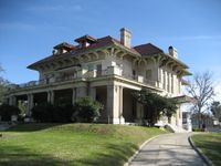 클라크와 윌리엄스의 이전 저택은 뉴올리언스 업타운의 세인트 찰스 애비뉴에 있으며, 현재는 뉴올리언스 공공 도서관의 Latter 분관으로 사용되고 있다.