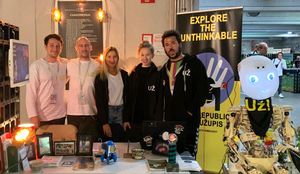 2019년 린츠(오스트리아)의 Ars Electronica Festival에서 휴머노이드 영사 Roboy를 포함한 뮌헨 주재 우주피스 공화국 대사관 설치