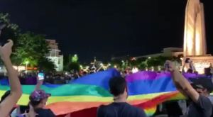 7월 25일 시위에서 LGBT 깃발을 게양한 세리 토이 그룹