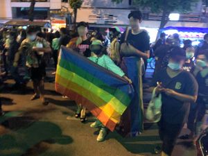 프라이드 플래그를 들고 시위에 참가한 참가자들.