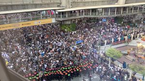 2020년 10월 15일 랏차쁘라송에서 개혁과 친구들의 석방을 요구하는 시위대