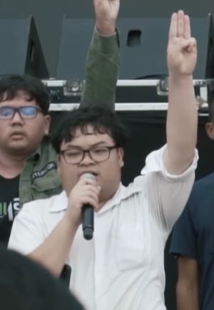 헝거 게임의 "세 손가락 경례"는 현재 태국 시위의 상징이 되었다.