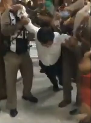 2020년 7월 8일 체포 당하는 아논 눔파의 모습.