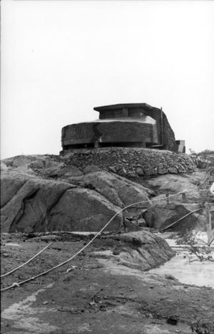 독일군은 서 섬과 동 섬 모두에 요새를 건설했다.