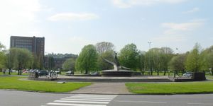 포경선 선원 기념비 왼쪽에 보이는 스칸딕 파크 호텔