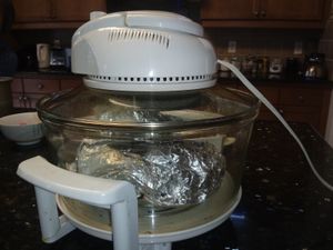 캘리포니아에 있는 중국계 미국인 가정에서 전통적인 방법 대신 현대식 컨벡션 오븐에서 조리되는, 알루미늄 호일로 감싼 거지닭.