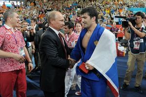 2012년 런던 올림픽에서 금메달을 획득하고 푸틴 대통령에게 칭찬받는 하이불라예프.